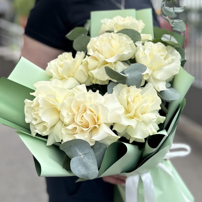 Букет из 7 крупных белых роз с эвкалиптом