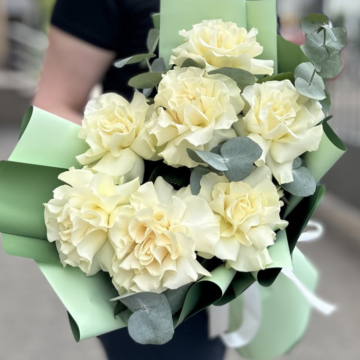 Букет из 7 крупных белых роз с эвкалиптом