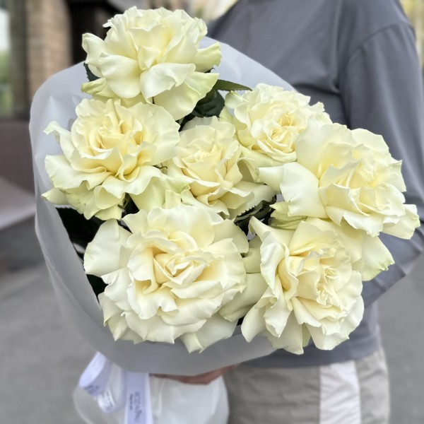 Букет из 7 крупных белых роз в упаковке