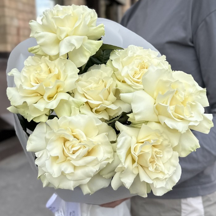 Букет из 7 крупных белых роз в упаковке