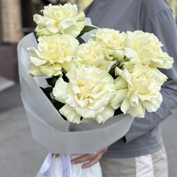 Букет из 7 крупных белых роз в упаковке