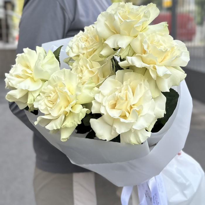 Букет из 7 крупных белых роз в упаковке