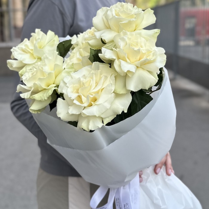 Букет из 7 крупных белых роз в упаковке