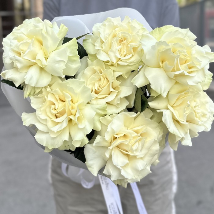 Букет из 7 крупных белых роз в упаковке