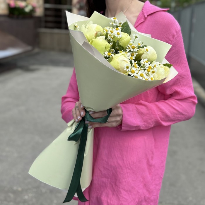 Букет из 7 лимонных пионов с ромашкой