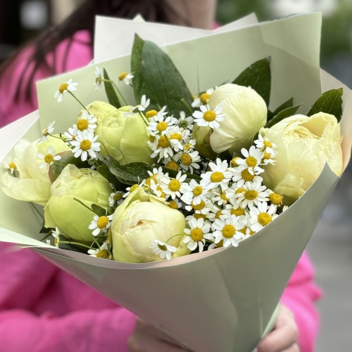 Букет из 7 лимонных пионов с ромашкой