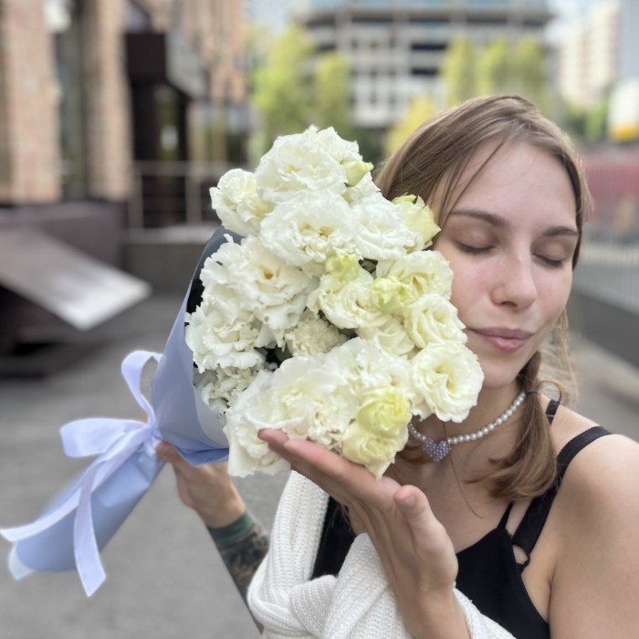 Букет из 7 махровых белых эустом