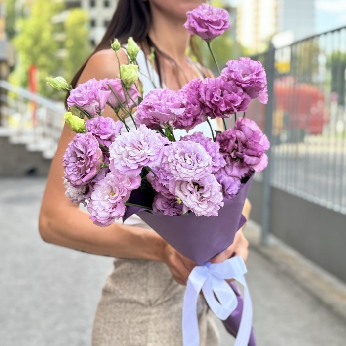 Букет из 7 махровых лавандовых эустом
