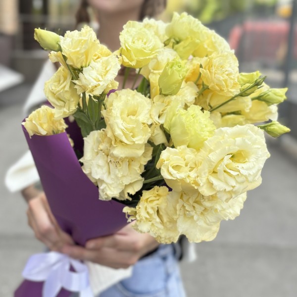 Букет из 7 махровых кремовых эустом