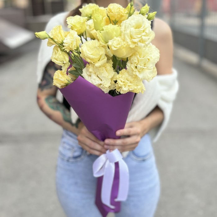 Букет из 7 махровых кремовых эустом