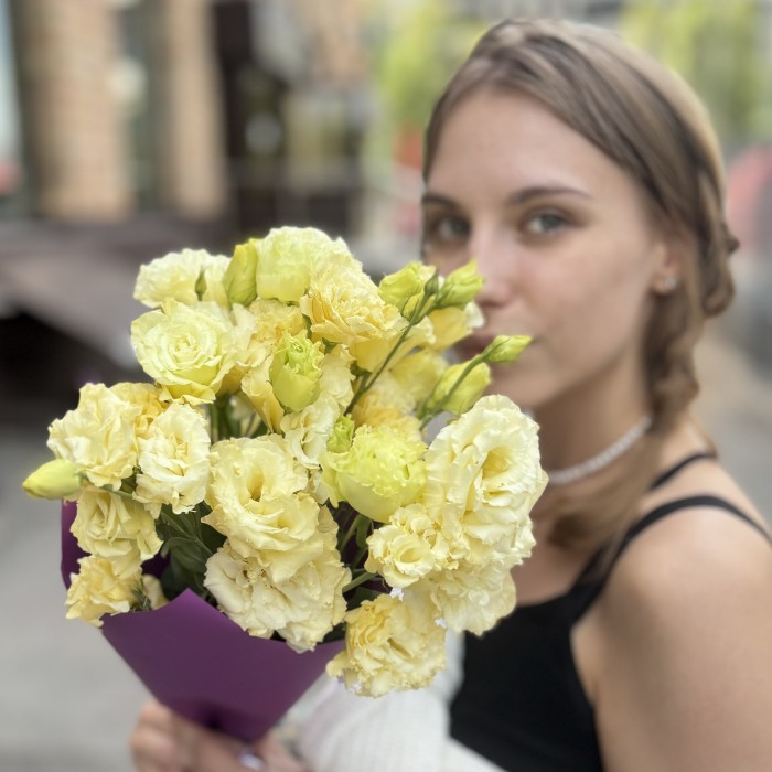 Букет из 7 махровых кремовых эустом