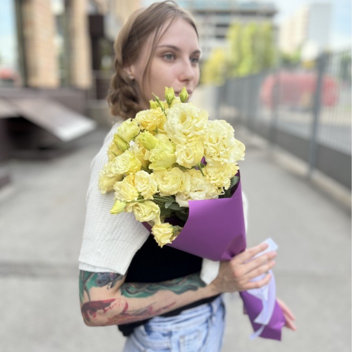 Букет из 7 махровых кремовых эустом