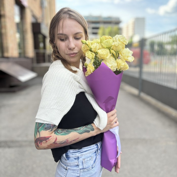 Букет из 7 махровых кремовых эустом