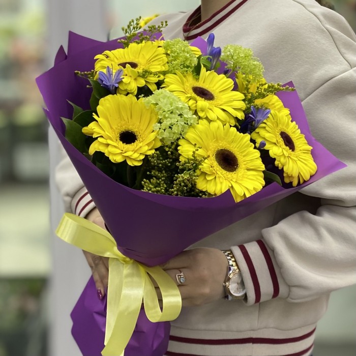 Букет из 7 желтых гербер с агапантусом