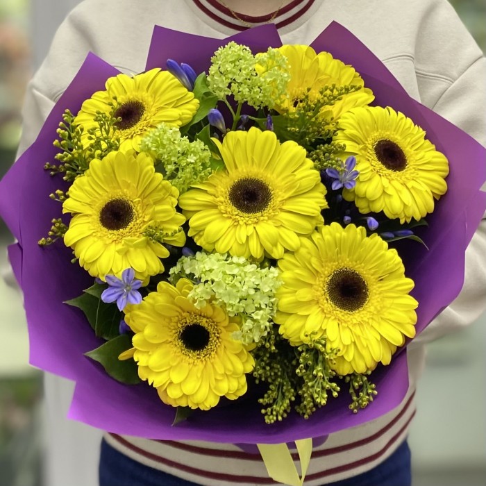 Букет из 7 желтых гербер с агапантусом