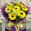 Букет из 7 желтых гербер с агапантусом