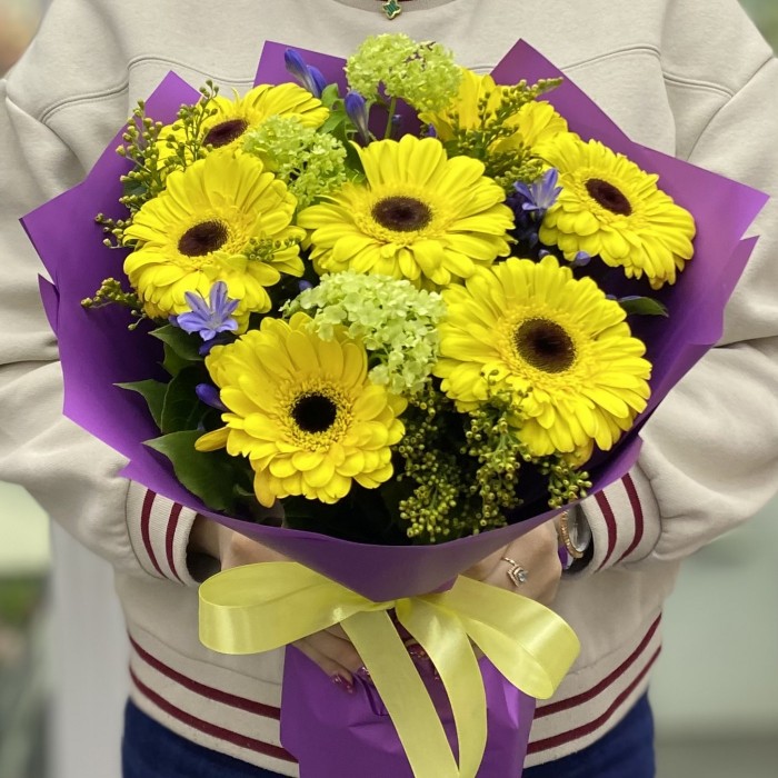 Букет из 7 желтых гербер с агапантусом