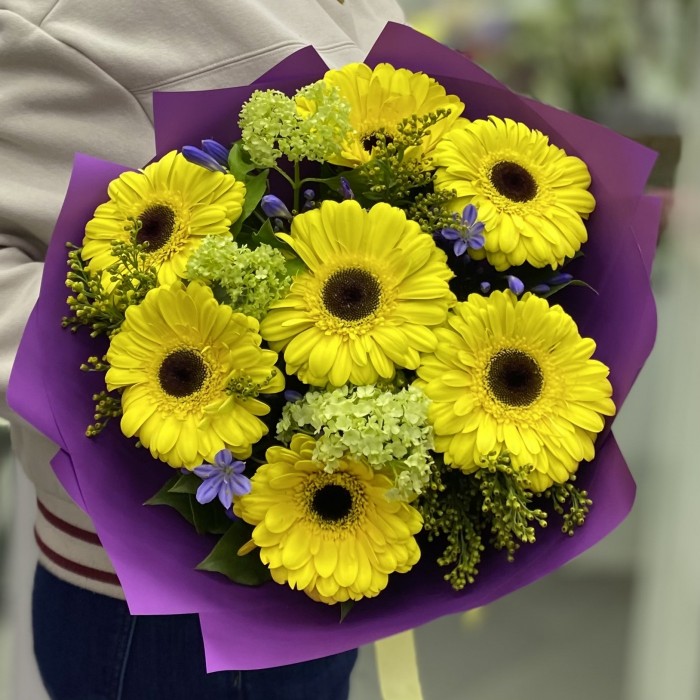 Букет из 7 желтых гербер с агапантусом