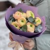 Букет из 7 персиковых ранункулюсов с эвкалиптом