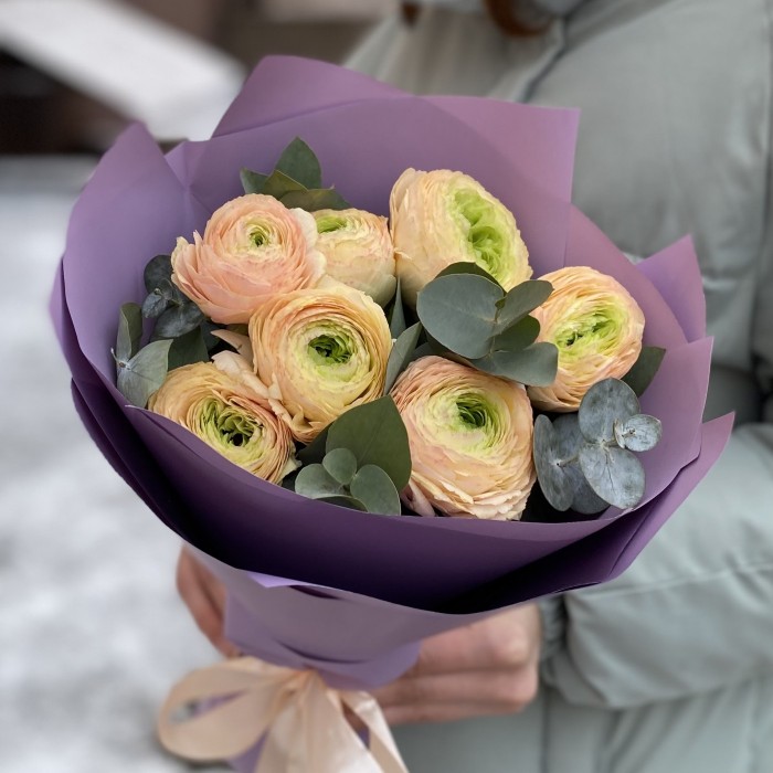 Букет из 7 персиковых ранункулюсов с эвкалиптом