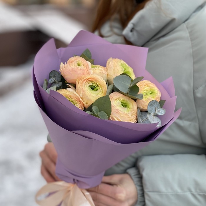 Букет из 7 персиковых ранункулюсов с эвкалиптом