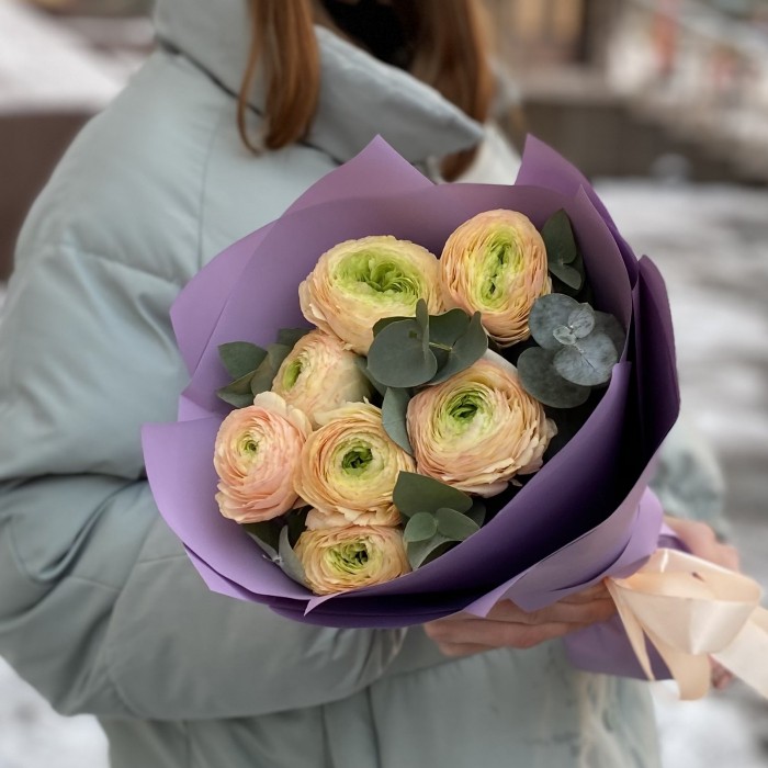 Букет из 7 персиковых ранункулюсов с эвкалиптом