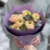 Букет из 7 персиковых ранункулюсов с эвкалиптом