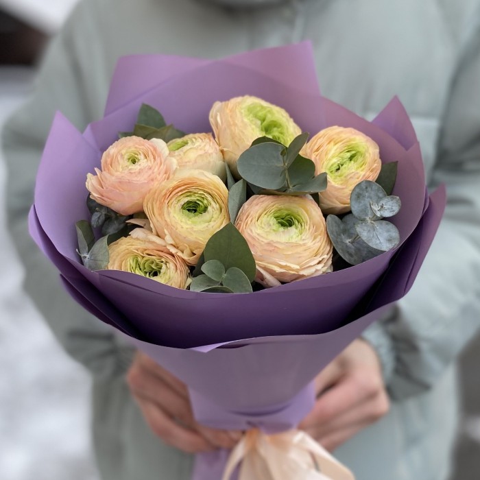 Букет из 7 персиковых ранункулюсов с эвкалиптом
