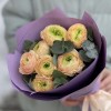 Букет из 7 персиковых ранункулюсов с эвкалиптом