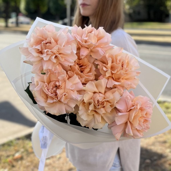 Букет из 7 пышных абрикосовых роз Принцес Краун