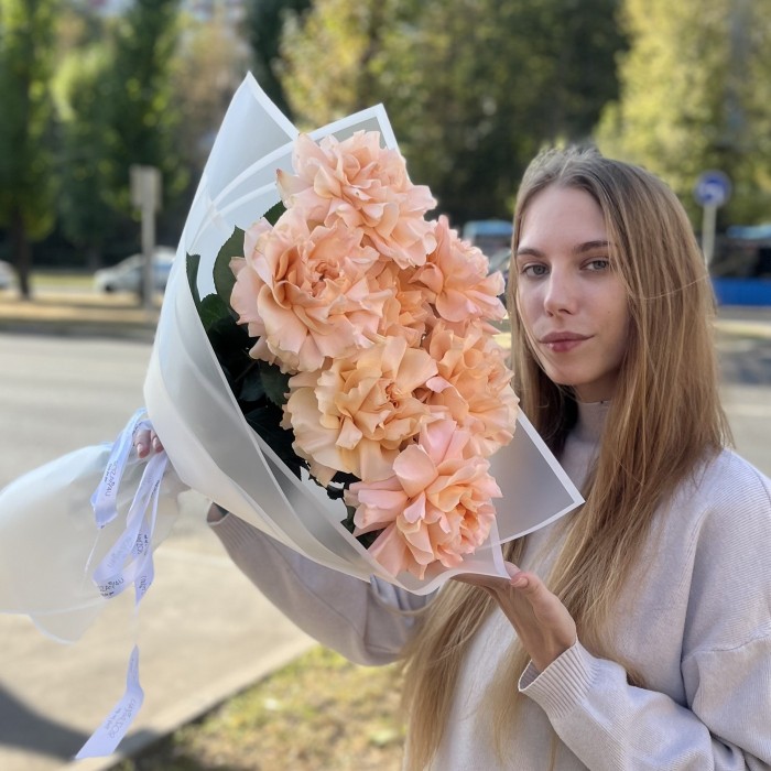 Букет из 7 пышных абрикосовых роз Принцес Краун