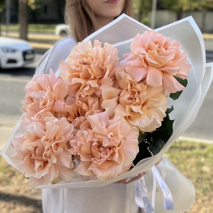 Букет из 7 пышных абрикосовых роз Принцес Краун