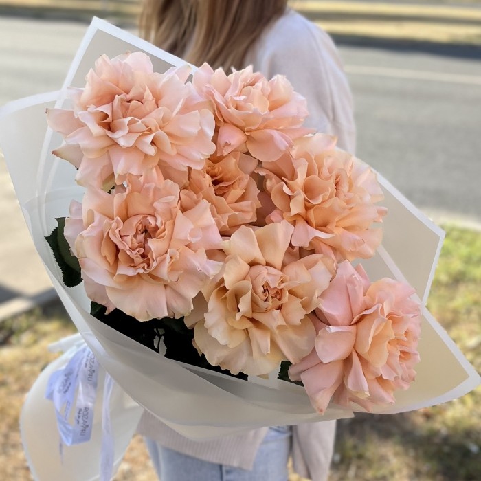 Букет из 7 пышных абрикосовых роз Принцес Краун