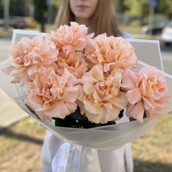 Букет из 7 пышных абрикосовых роз Принцес Краун