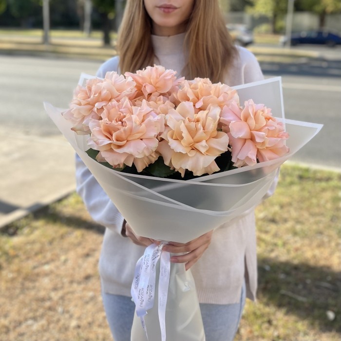 Букет из 7 пышных абрикосовых роз Принцес Краун