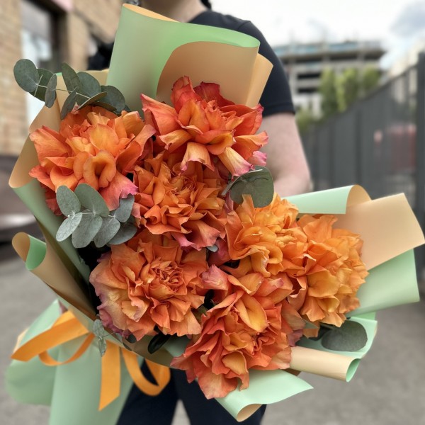 Букет из 7 пышных роз Фри Спирит с эвкалиптом