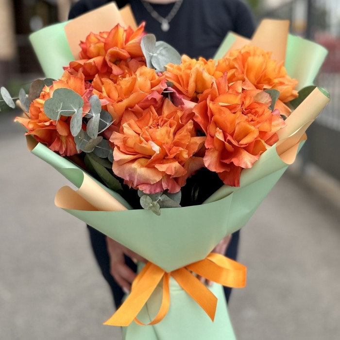 Букет из 7 пышных роз Фри Спирит с эвкалиптом