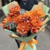 Букет из 7 пышных роз Фри Спирит с эвкалиптом 50 см