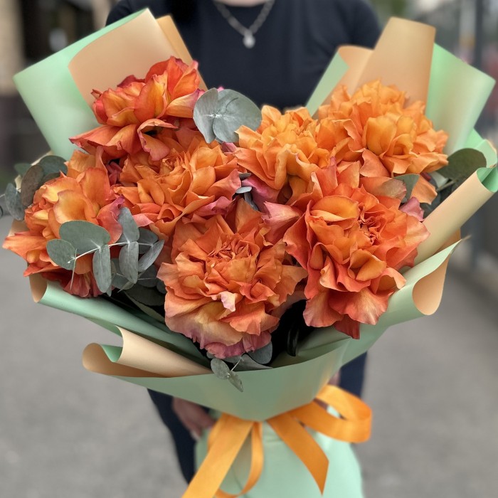 Букет из 7 пышных роз Фри Спирит с эвкалиптом