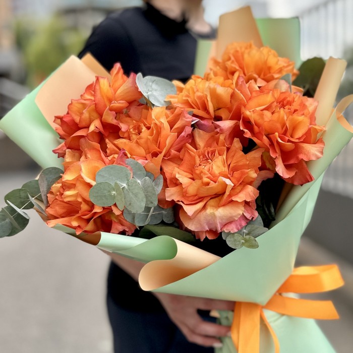 Букет из 7 пышных роз Фри Спирит с эвкалиптом