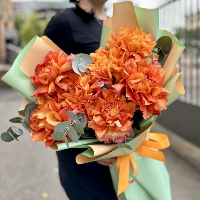 Букет из 7 пышных роз Фри Спирит с эвкалиптом