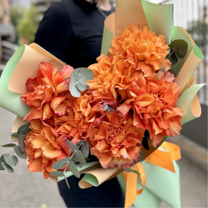 Букет из 7 пышных роз Фри Спирит с эвкалиптом