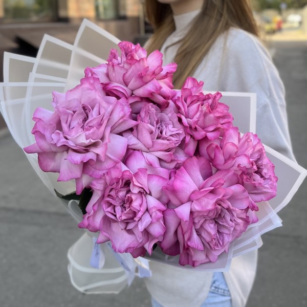 Букет из 7 пышных сиреневых роз Куинс Краун