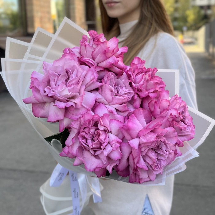 Букет из 7 пышных сиреневых роз Куинс Краун