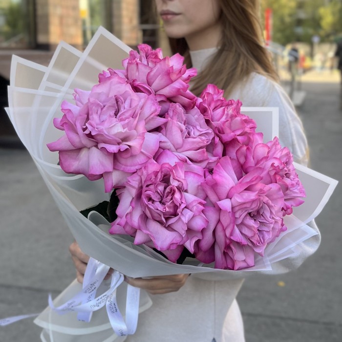 Букет из 7 пышных сиреневых роз Куинс Краун