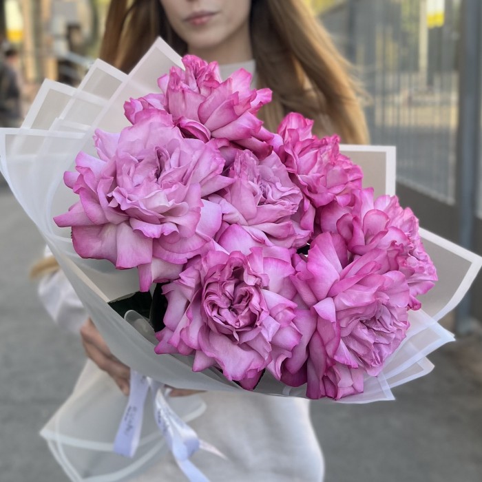 Букет из 7 пышных сиреневых роз Куинс Краун