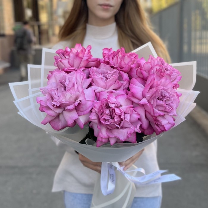 Букет из 7 пышных сиреневых роз Куинс Краун