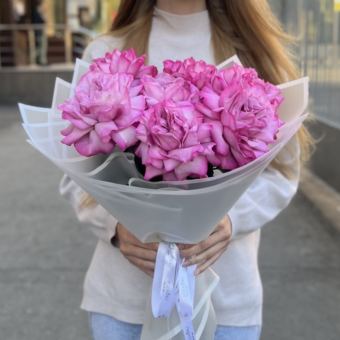 Букет из 7 пышных сиреневых роз Куинс Краун