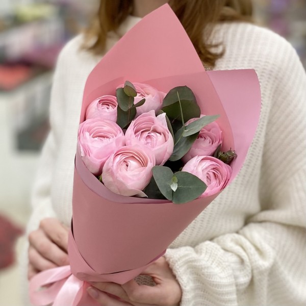 Букет из 7 розовых Ранункулюсов с эвкалиптом