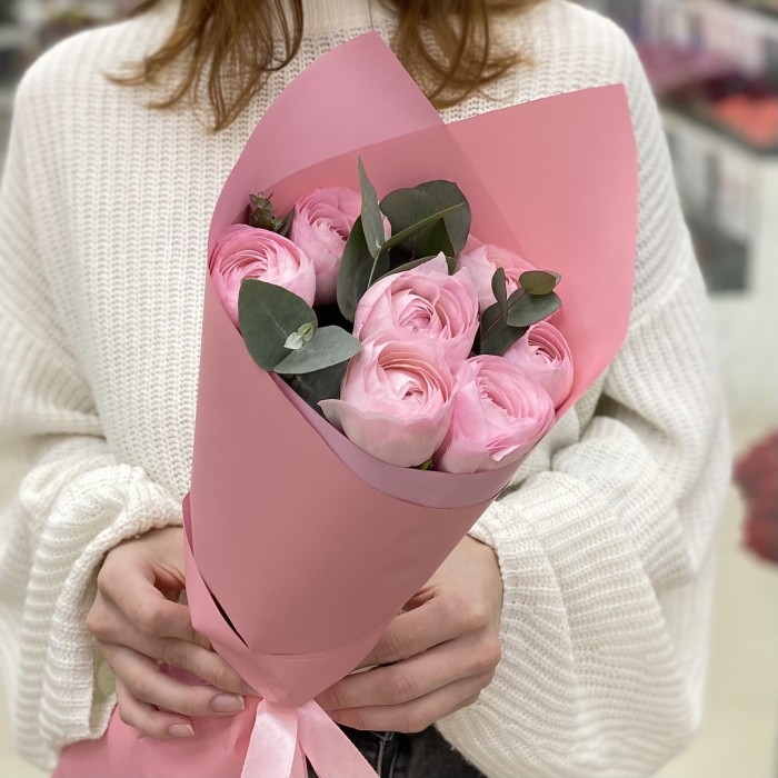 Букет из 7 розовых Ранункулюсов с эвкалиптом